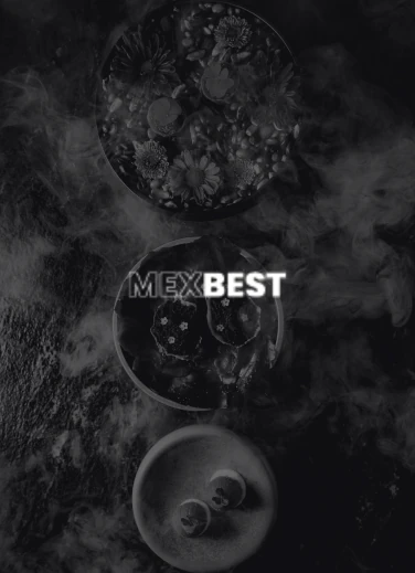 Platillos de KOLI entre humo gastronómico con el logo de MEXBEST, evento que reconoce la excelencia de los mejores restaurantes y chefs en México.