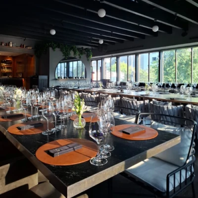 koli-catering-eventos-monterrey Salón de KOLI preparado para un evento privado. Decorado con copas.